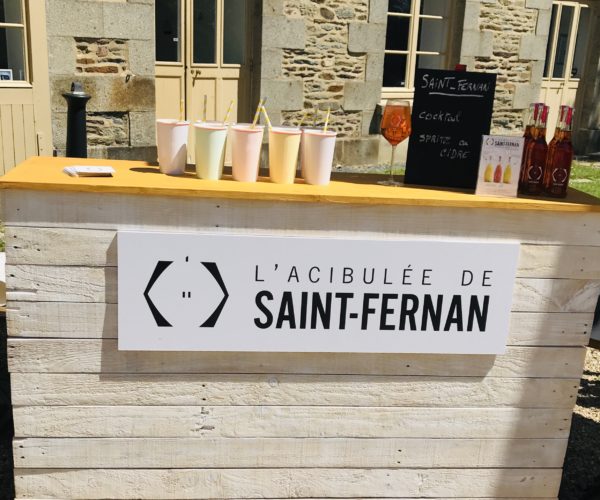 SAINT-FERNAN / Cidres, Poiré et Jus infusés, Fabrication Française Recettes inédites, entre Bretagne et Normandie. Authentiques et modernes. Une sélection unique et audacieuse de pommes et de poires acidulées pour des assemblages inédits et naturels. Sans colorants – Sans sucre ajouté – Sans conservateurs – 2% d’alcool